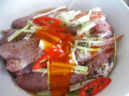 Lần lượt xếp k&iacute;n c&aacute; k&iacute;n nồi rồi thả th&ecirc;m v&agrave;i l&aacute;t riềng l&ecirc;n tr&ecirc;n.