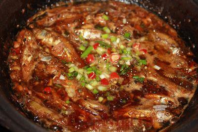 Cho nồi c&aacute; l&ecirc;n bếp, kho c&aacute; lửa nhỏ, hớt bọt, thỉnh thoảng m&uacute;c &iacute;t nước c&aacute; tưới l&ecirc;n tr&ecirc;n mặt c&aacute; cho c&aacute; thấm đều gia vị.