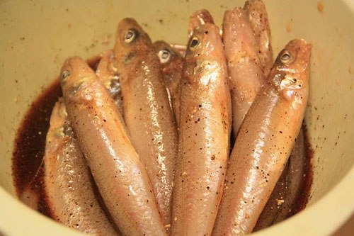 Rắc ti&ecirc;u sọ v&agrave; ti&ecirc;u xay v&agrave;o nồi c&aacute; rồi đổ hỗn hợp gia vị v&agrave;o sao cho s&acirc;m sấp mặt c&aacute;, để 20 ph&uacute;t cho c&aacute; thấm gia vị.