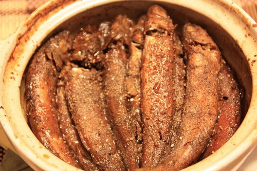 Kho chừng 15 ph&uacute;t, sau đ&oacute; n&ecirc;m lại cho vừa ăn, vặn nhỏ lửa tiếp tục đun liu riu khi nước c&aacute; sệt lại, miếng c&aacute; chuyển sang m&agrave;u sậm hơn, kh&ocirc; v&agrave; chắc. Tắt bếp v&agrave; rắc ti&ecirc;u l&ecirc;n tr&ecirc;n.