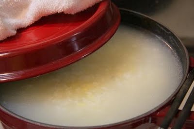 Vo sạch gạo rồi đem nấu nhừ th&agrave;nh ch&aacute;o.