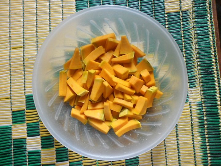 B&iacute; đỏ rửa sạch, cắt hạt lựu.