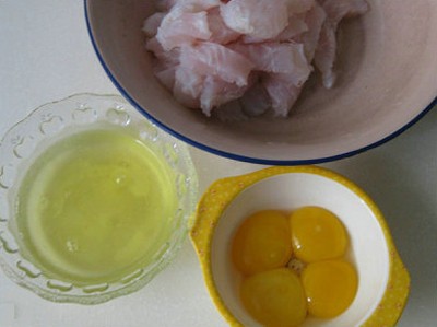 C&aacute; basa l&agrave;m sạch, rửa qua với nước muối lo&atilde;ng, để r&aacute;o. Sau đ&oacute; bạn d&ugrave;ng dao l&oacute;c phần thịt c&aacute;, bỏ phần xương, da v&agrave; đầu, cắt nhỏ. Cho phần thịt c&aacute; v&agrave;o b&aacute;t ri&ecirc;ng. Chia l&ograve;ng trắng v&agrave; l&ograve;ng đỏ trứng ra ri&ecirc;ng.
