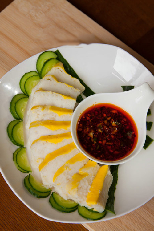 Pha nước chấm: nước tương, giấm, đường trộn đều, th&ecirc;m &iacute;t sa tế v&agrave;o, khuấy đều.