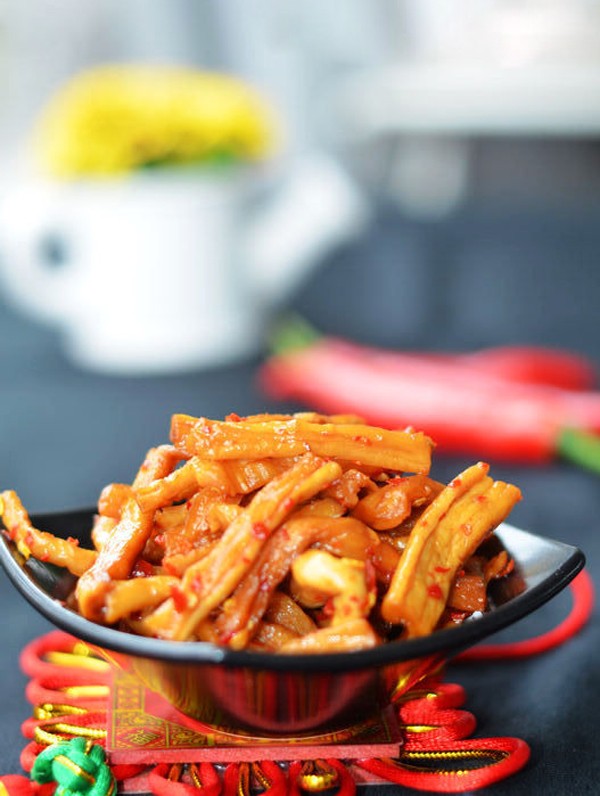 Ăn củ cải muối cay c&ugrave;ng với ch&aacute;o trắng trứng muối đều ngon nh&eacute;! 