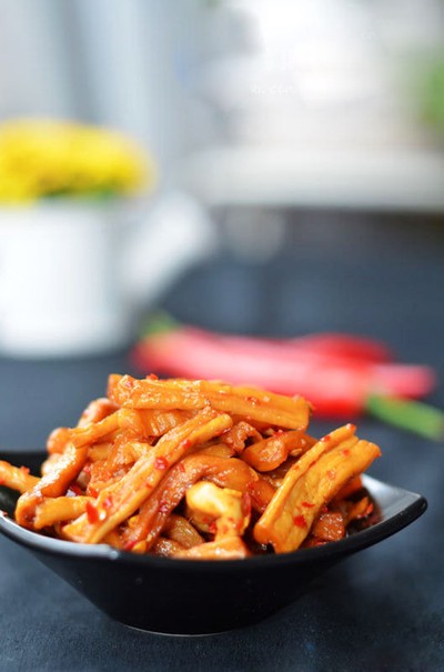 Gắp củ cải ra đĩa s&acirc;u l&ograve;ng. Trước khi ăn, nhớ trộn th&ecirc;m &iacute;t dầu vừng nh&eacute;, c&oacute; thể th&ecirc;m ch&uacute;t gừng v&agrave; tỏi bằm nhuyễn cho thơm. Đảm bảo l&agrave; hương vị rất mới mẻ v&agrave; thơm ngon!