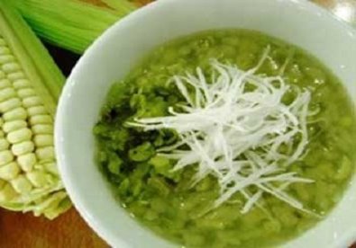 Vị b&ugrave;i, dẻo của ng&ocirc;, m&ugrave;i thơm ngậy của cốm v&agrave; thanh m&aacute;t của dừa c&ugrave;ng quyện lại sẽ cho bạn cảm gi&aacute;c rất đặc biệt khi thưởng thức ch&egrave; ng&ocirc; cốm