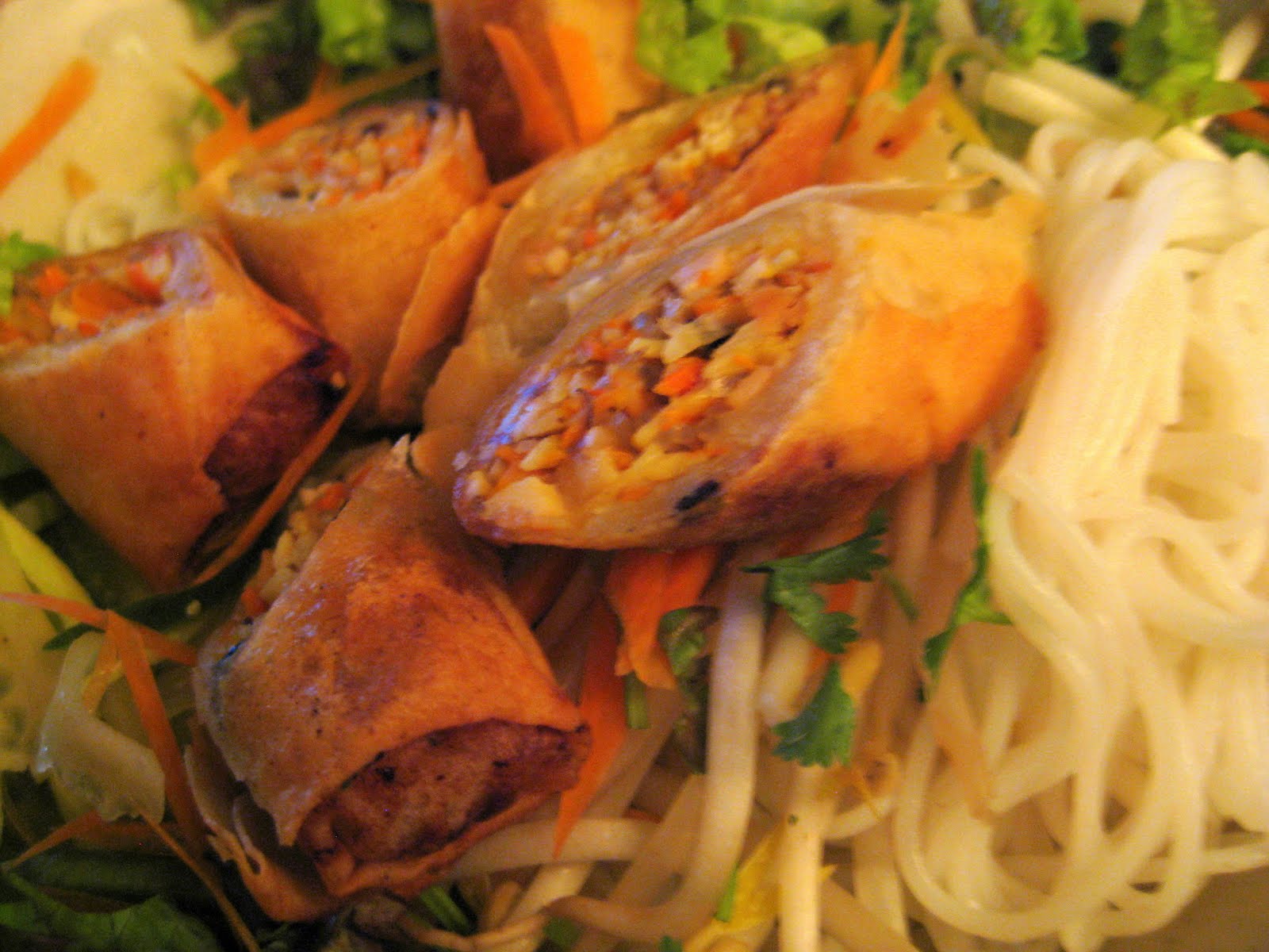 Cho dầu ăn v&agrave;o ngập chảo, dầu n&oacute;ng cho chả gi&ograve; chay v&agrave;o chi&ecirc;n v&agrave;ng gi&ograve;n, vớt ra thấm r&aacute;o dầu, cắt miếng vừa ăn.