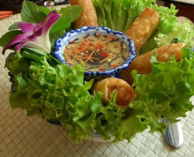 Dọn chả gi&ograve; chay ra đĩa ăn k&egrave;m b&uacute;n, rau sống, nước chấm.