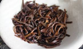 Nấm m&egrave;o rửa sạch tai nấm, ng&acirc;m nở với nước ấm, vớt ra để r&aacute;o rồi th&aacute;i sợi. C&oacute; thể mua nấm m&egrave;o xắt sợi sẵn, chỉ cần ng&acirc;m nước ấm cho nở, cắt ngắn l&agrave; d&ugrave;ng được.