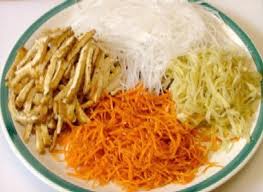 Cho củ sắn, khoai m&ocirc;n, khoai t&acirc;y, c&agrave; rốt, nấm m&egrave;o, hạt n&ecirc;m, đường, muối ti&ecirc;u v&agrave;o t&ocirc; trộn đều.