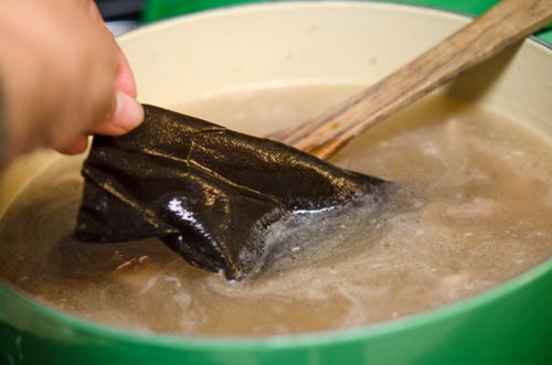 Đổ 3 b&aacute;t con nước lọc v&agrave;o nồi, th&ecirc;m l&aacute; rong biển v&agrave;o.