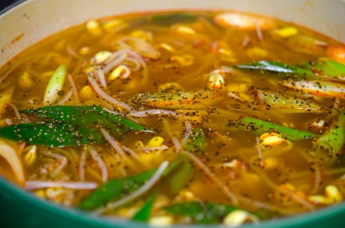 Tắt bếp ngay khi nồi vừa s&ocirc;i trở lại (v&igrave; gi&aacute; đỗ rất nhanh ch&iacute;n), thả h&agrave;nh th&aacute;i nhỏ v&agrave;o, rắc hạt ti&ecirc;u l&ecirc;n bề mặt, m&uacute;c canh ra b&aacute;t d&ugrave;ng n&oacute;ng với cơm.