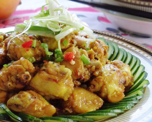 M&oacute;n c&aacute;nh g&agrave; x&agrave;o sả ớt thơm lừng, hấp dẫn l&agrave;m bữa cơm tối của gia đ&igrave;nh th&ecirc;m ấm c&uacute;ng.