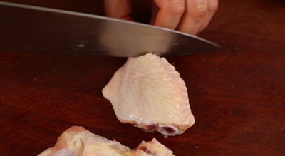 C&aacute;nh g&agrave; rửa sạch, để r&aacute;o, chặt miếng vừa ăn.