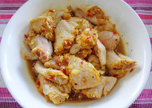 Ướp g&agrave; với tỏi, h&agrave;nh, tất cả c&aacute;c gia vị c&ograve;n lại trộn thật đều để 20 ph&uacute;t cho g&agrave; thấm gia vị.