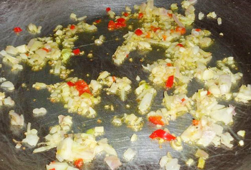 Bắc chảo l&ecirc;n bếp, cho v&agrave;o 1 muỗng canh dầu ăn. Chờ cho dầu n&oacute;ng rồi cho tỏi, h&agrave;nh t&iacute;m, sả băm nhỏ v&agrave;o x&agrave;o thơm.