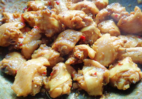 Cuối c&ugrave;ng, cho nước lạnh v&agrave;o nấu lửa vừa. Thỉnh thoảng đảo v&agrave;i lần cho g&agrave; ch&iacute;n đều. Khi nước hơi cạn, th&ecirc;m một ch&uacute;t nước mắm v&agrave; nếm lại cho vừa ăn rồi tắt bếp.