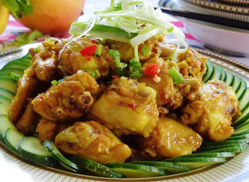 Cho m&oacute;n c&aacute;nh g&agrave; x&agrave;o sả ớt ra đĩa rồi d&ugrave;ng n&oacute;ng với cơm trắng sẽ rất ngon.