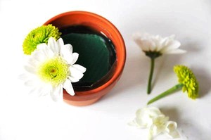 Cắt cuống hoa ngắn chừng 3cm &ndash; 5cm v&agrave; cắm xen kẽ b&ocirc;ng xanh, b&ocirc;ng trắng x&ograve;e đều quanh bề mặt xốp v&agrave; chậu đất nung.