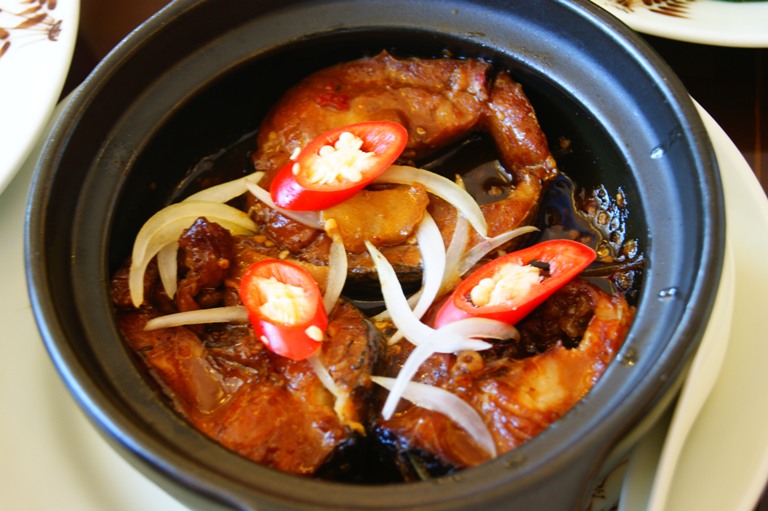 C&aacute; c&oacute; lớp keo s&aacute;nh, ngọt, hơi cay - vị đặc trưng của người miền Nam, thịt c&aacute; mềm ăn ho&agrave;i kh&ocirc;ng thấy ngấy. 