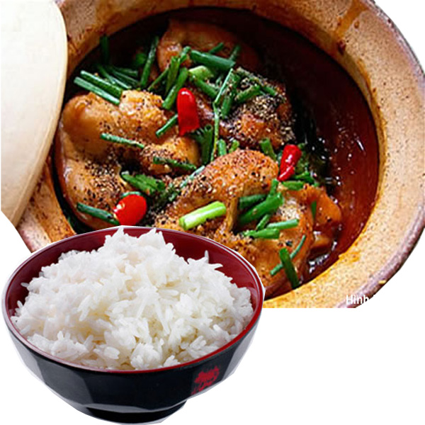 Khi nồi c&aacute; c&aacute;n nước, bạn rắc th&ecirc;m ớt, ti&ecirc;u v&agrave; trang tr&iacute; với h&agrave;nh l&aacute; chẻ t&ugrave;y th&iacute;ch v&agrave; ăn c&ugrave;ng cơm trắng.