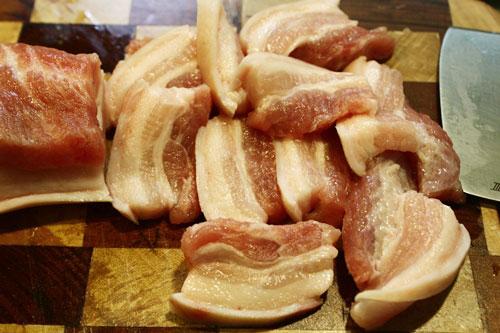 Thịt ba chỉ rửa sạch, cắt miếng nhỏ, mỏng bằng ng&oacute;n &uacute;t vừa ăn.