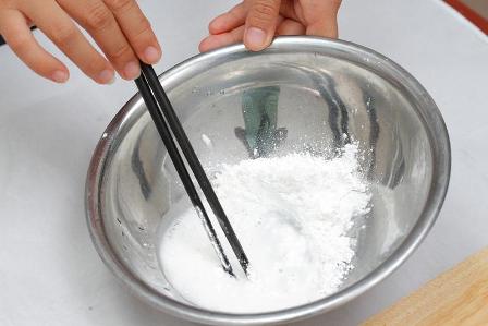 H&ograve;a 1.5 l&iacute;t nước v&agrave;o 500g bột gạo, cho th&ecirc;m 1/2 muỗng c&agrave; ph&ecirc; muối v&agrave; 20ml nước v&ocirc;i trong v&agrave;o quậy đều.