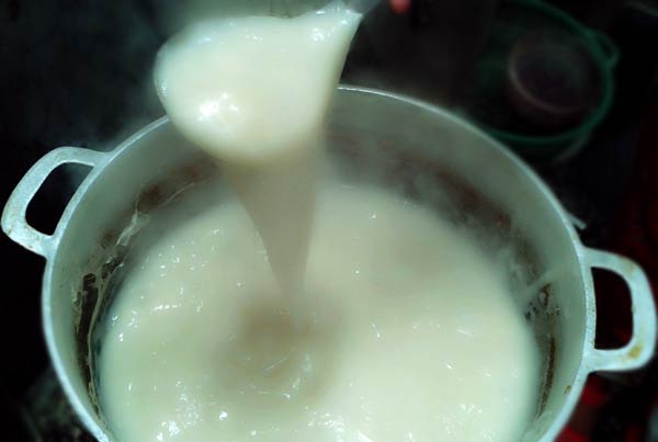 Cho hỗn hợp v&agrave;o nồi, đun lửa nhỏ khoảng 5 ph&uacute;t, vừa đun vừa khuấy để bột đặc lại.