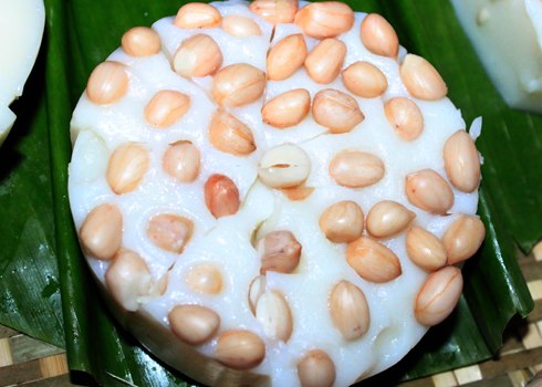 Cho đậu phộng đ&atilde; luộc v&agrave; trộn đều.