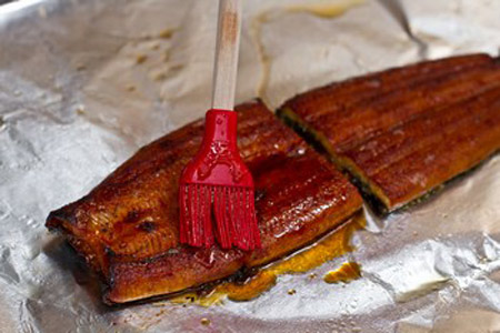 Sau 5 ph&uacute;t, mang lươn ra, phết nước xốt đ&atilde; l&agrave;m ở bước 2 l&ecirc;n tr&ecirc;n (nhớ chừa lại một &iacute;t nước xốt để rưới l&ecirc;n cơm nh&eacute;) rồi tiếp tục đem đi nướng th&ecirc;m khoảng 1 ph&uacute;t nữa l&agrave; được.