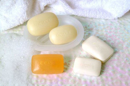 C&acirc;n ph&ocirc;i x&agrave; ph&ograve;ng v&agrave; tinh dầu theo tỷ lệ cứ 500g ph&ocirc;i x&agrave; ph&ograve;ng sẽ d&ugrave;ng 20g tinh dầu.