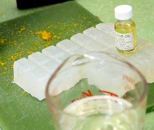 Cho ph&ocirc;i x&agrave; ph&ograve;ng v&agrave;o t&ocirc; thủy tinh hoặc cốc thủy tinh, đun c&aacute;ch thủy cho chảy ra trong v&ograve;ng 1 ph&uacute;t. Khuấy đều.