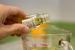 Trộn tinh dầu v&agrave;o x&agrave; ph&ograve;ng ph&ocirc;i đ&atilde; đun chảy, khuấy đều.
