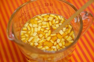 Đổ x&agrave; ph&ograve;ng ra khu&ocirc;n v&agrave; để kh&ocirc;. Lưu &yacute; khuấy đều trước khi đổ để c&aacute;c loại thảo dược kh&ocirc;ng bị lắng xuống. Để x&agrave; ph&ograve;ng kh&ocirc; trong v&ograve;ng 1 giờ, sau đ&oacute; trong v&agrave;o tủ lạnh.