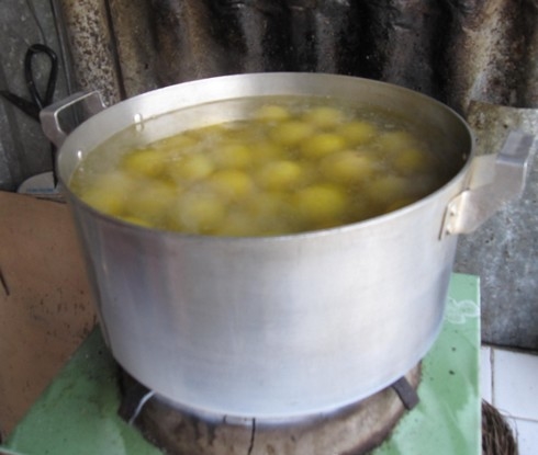 Nấu nước muối theo tỉ lệ 600 ml nước với 200g muối. Nấu cho nước s&ocirc;i kỹ, muối tan h&ecirc;́t thì cho chanh vào trụng sơ r&ocirc;̀i vớt ra lu&ocirc;n.