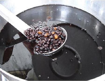 Sau đ&oacute;, cho lửa nhỏ, ninh đậu trong khoảng 1h30&rsquo; đến khi hạt đậu mềm, từng hạt bở ra. Ch&uacute; &yacute; khi nồi sủi, lấy th&igrave;a vớt bọt bẩn b&ecirc;n tr&ecirc;n.