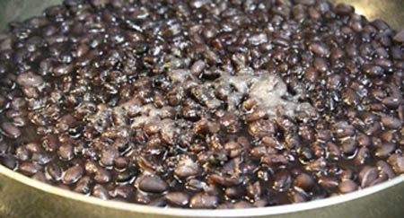 Th&ecirc;m đường trắng v&agrave;o nồi đậu (nếm vừa khẩu vị của bạn), đun lửa nhỏ để đậu thấm đường.