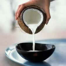 Trộn nước cốt dừa với ch&uacute;t muối, đường v&agrave; một th&igrave;a c&agrave; ph&ecirc; bột năng, đun lửa nhỏ để nước cốt dừa đặc lại.
