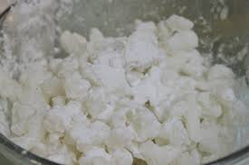 H&ograve;a bột năng (bắt đầu với 3 tablespoon) với nước rồi đổ từ từ v&agrave;o nồi, vừa đổ vừa khấy đều cho đến khi thấy nước ch&egrave; bắt đầu s&aacute;nh lại (kh&ocirc;ng n&ecirc;n l&agrave;m đặc qu&aacute;). Cho tiếp c&ugrave;i bưởi đ&atilde; bao bột v&agrave;o luộc (ch&uacute; &yacute; kh&ocirc;ng luộc qu&aacute; nhiều c&ugrave;i bưởi c&ugrave;ng l&uacute;c v&igrave; sẽ ko đảm bảo nhiệt khiến bột bị rơi ra mất đi độ dai v&agrave; c&aacute;c miếng c&ugrave;i dễ bị d&iacute;nh v&agrave;o nhau).