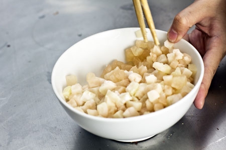 Lăn kh&ocirc; c&ugrave;i bưởi đ&atilde; ướp đường với bột năng trong một t&ocirc; lớn. Bước n&agrave;y gọi l&agrave; bọc &aacute;o bột năng cho c&ugrave;i bưởi. Lớp &aacute;o bột năng sẽ gi&uacute;p phần c&ugrave;i bưởi gi&ograve;n gi&ograve;n, dai dai rất ngon. Khi nấu, c&ugrave;i bưởi sẽ kh&ocirc;ng bị n&aacute;t.