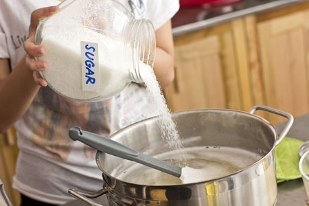 Đun s&ocirc;i một nồi nước kh&aacute;c, cho đường v&agrave; khuấy tan (định lượng t&ugrave;y khẩu vị). Cho đỗ xanh v&agrave;o đun khoảng 10 ph&uacute;t, hạt đậu kh&ocirc;ng bị n&aacute;t, d&iacute;nh nếm thử thấy đỗ vừa ch&iacute;n tới l&agrave; được. H&ograve;a một nồi nước kh&aacute;c với bột năng v&agrave; đường, quấy ch&iacute;n rồi từ từ rắc đậu xanh v&agrave;o, sau c&ugrave;ng l&agrave; đến phần c&ugrave;i bưởi.