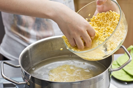 Quấy đều v&agrave; nhẹ tay để phần đậu xanh c&ugrave;ng c&ugrave;i bưởi h&ograve;a trộn v&agrave; ph&acirc;n bố đều. Khi ăn m&uacute;c ra b&aacute;t, rưới nước cốt dừa dội l&ecirc;n tr&ecirc;n, c&oacute; thể ăn n&oacute;ng hay lạnh t&ugrave;y theo m&ugrave;a v&agrave; sở th&iacute;ch.