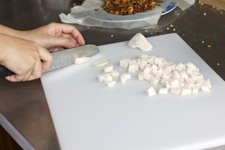 gọt, lấy c&ugrave;i bưởi, cắt miếng vừa ăn