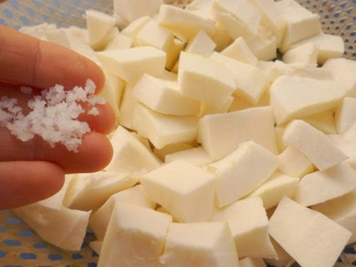 Trộn c&ugrave;i bưởi với khoảng 6 th&igrave;a muối trắng sau đ&oacute; cho th&ecirc;m nước ấm v&agrave;o ng&acirc;m