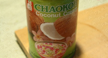 H&ograve;a 200ml nước cốt dừa với 800ml nước. Th&ecirc;m bột b&aacute;ng rồi đặt nồi cốt dừa l&ecirc;n bếp đun s&ocirc;i.