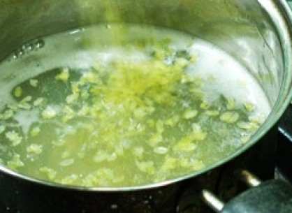 Khi hạt ng&ocirc; mềm v&agrave; l&aacute; nếp đ&atilde; ra m&ugrave;i, bạn cho cốm tươi v&agrave;o, đun s&ocirc;i lại hỗn hợp ch&egrave;.