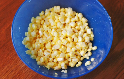 Ng&ocirc; ngọt b&oacute;c vỏ, rửa sạch, th&aacute;i mỏng.