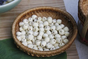Hạt sen chọn mua loại hạt đ&atilde; th&ocirc;ng t&acirc;m th&igrave; bạn sẽ kh&ocirc;ng phải lấy t&acirc;m sen ra nữa. Giờ chỉ việc ng&acirc;m nước trong rồi rửa sạch th&ocirc;i.
