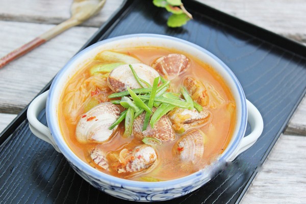 M&oacute;n canh ngao kim chi đậm đ&agrave;, kết hợp giữa vị ngọt của ngao v&agrave; vị cay cay gi&ograve;n gi&ograve;n của m&oacute;n kim chi H&agrave;n Quốc. 